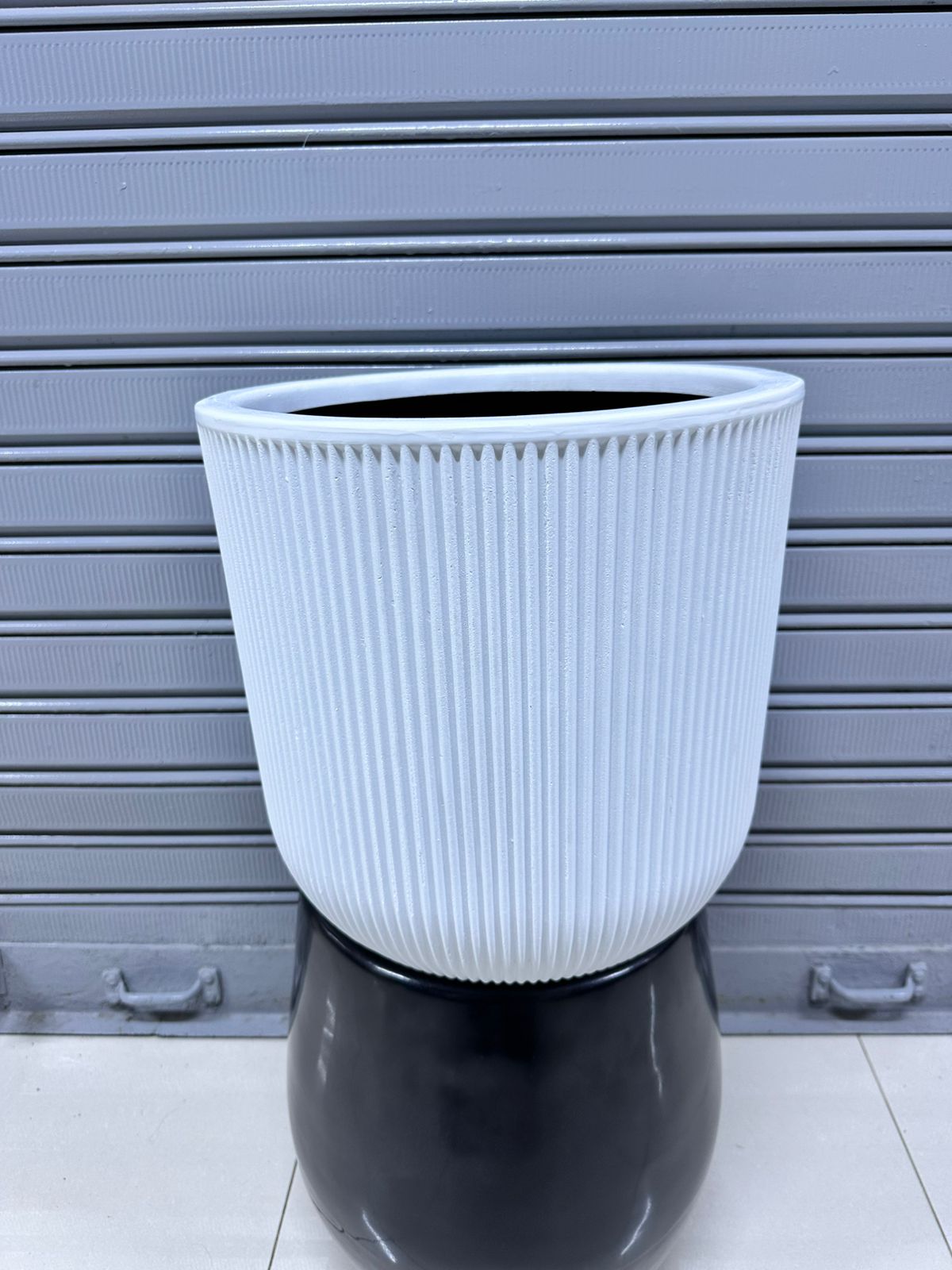 Maceta fibra de vidrio rayado | 35*30cm